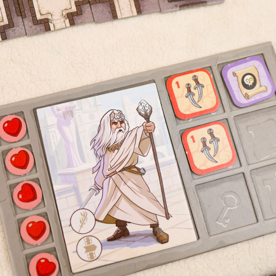 Každý hráč se ve hře Karak zhostí role jednoho hrdiny, který vyráží do labyrintu pod hradem Karak. 