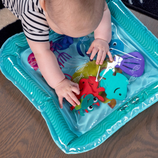 Dětská plnitelná vodní podložka Baby Einstein Ocean Explorer Sensory Splash Water Mat s plovoucími mořskými živočichy podporuje hru na bříšku a rozvoj jemné motoriky.