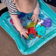 Dětská plnitelná vodní podložka Baby Einstein Ocean Explorer Sensory Splash Water Mat s plovoucími mořskými živočichy podporuje hru na bříšku a rozvoj jemné motoriky.