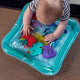 Dětská plnitelná vodní podložka Baby Einstein Ocean Explorer Sensory Splash Water Mat s plovoucími mořskými živočichy podporuje hru na bříšku a rozvoj jemné motoriky.