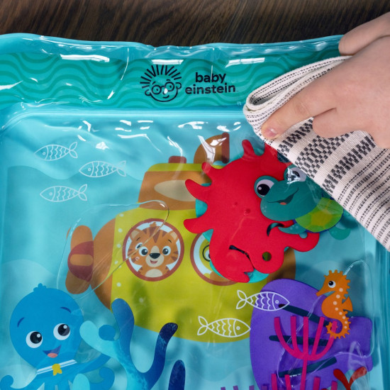 Dětská plnitelná vodní podložka Baby Einstein Ocean Explorer Sensory Splash Water Mat s plovoucími mořskými živočichy podporuje hru na bříšku a rozvoj jemné motoriky.