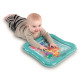 Dětská plnitelná vodní podložka Baby Einstein Ocean Explorer Sensory Splash Water Mat s plovoucími mořskými živočichy podporuje hru na bříšku a rozvoj jemné motoriky.