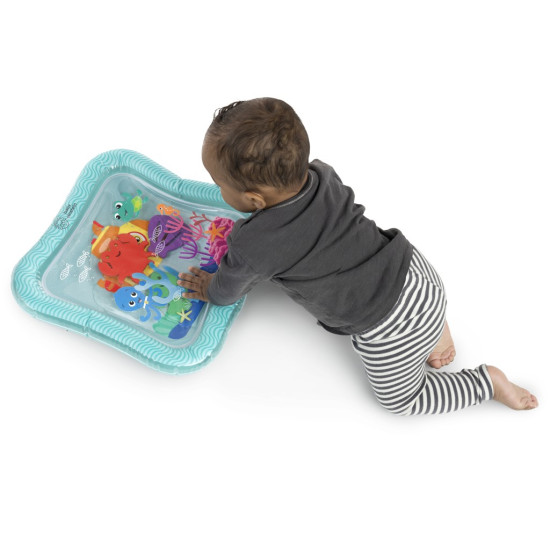 Dětská plnitelná vodní podložka Baby Einstein Ocean Explorer Sensory Splash Water Mat s plovoucími mořskými živočichy podporuje hru na bříšku a rozvoj jemné motoriky.