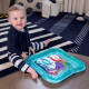 Dětská plnitelná vodní podložka Baby Einstein Ocean Explorer Sensory Splash Water Mat s plovoucími mořskými živočichy podporuje hru na bříšku a rozvoj jemné motoriky.