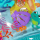 Dětská plnitelná vodní podložka Baby Einstein Ocean Explorer Sensory Splash Water Mat s plovoucími mořskými živočichy podporuje hru na bříšku a rozvoj jemné motoriky.