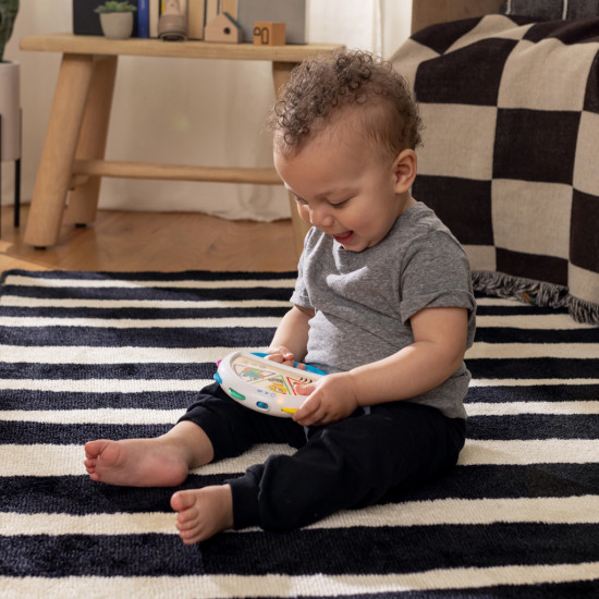 Nechte založit vašeho drobečka vlastní pochodovou kapelu s tamburínou od Baby Einstein.