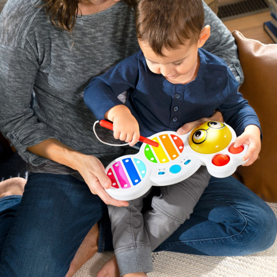 Multisenzorický dotykový xylofon zapojující hmat, zrak a sluch dítěte.