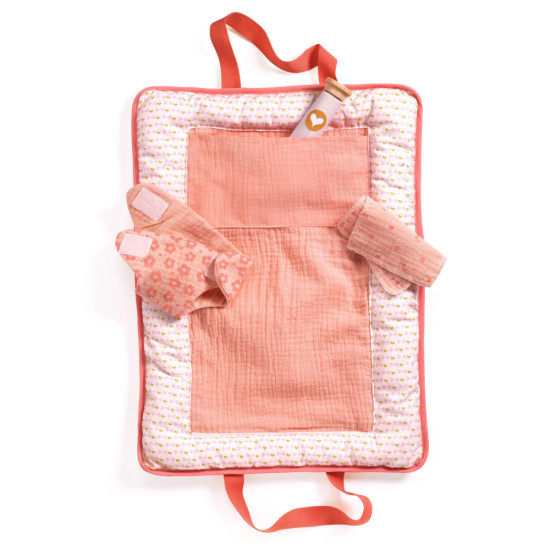 Přenosná textilní podložka na přebalování se zapínáním na suchý zip a dvěma oušky se dá nosit jako taška.