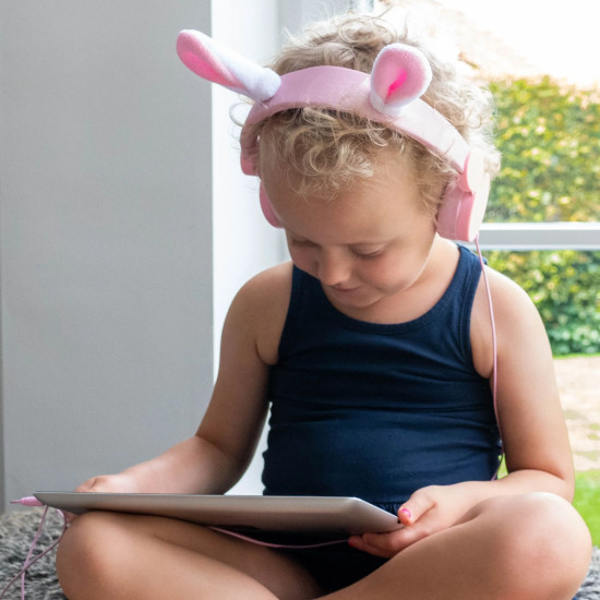 Originální sluchátka se zaječími oušky potěší malé posluchače. Děti mohou sdílet hudbu s kamarády.