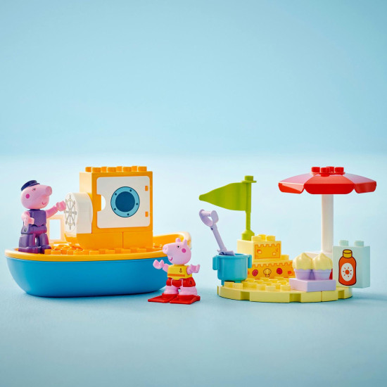 Peppa Pig a její loďka LEGO® DUPLO® 10432 u pláže s pískovým hradem