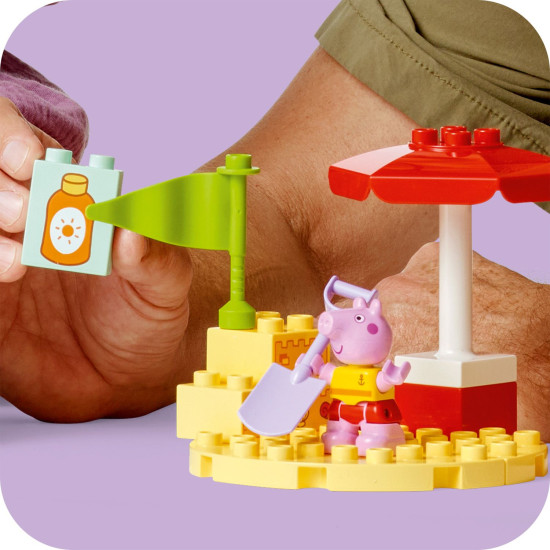 Peppa Pig a její loďka LEGO® DUPLO® 10432 u pláže s pískovým hradem