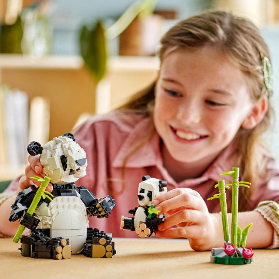 LEGO CREATOR Divoká zvířata: Pandia rodinka – panda s mládětem v džungli a různé přestavitelné zvířecí modely