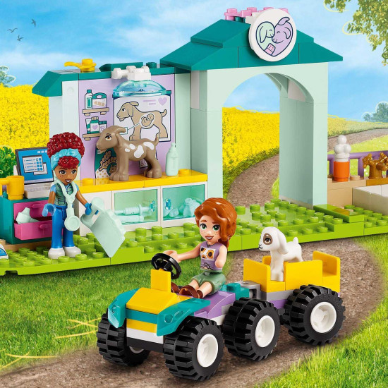 Dvě minipanenky LEGO Friends, Autumn a veterinářka Gabriela, pečují o zvířátka na veterinární klinice. Jsou obklopeny figurkami kůzle, kočky a psa a používají stůl, váhy, počítač a lampu na vyšetření. 