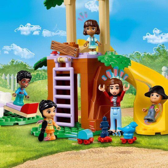 LEGO Friends Školka v městečku Heartlake s minipanenkami, herními prvky a doplňky pro péči o nejmenší obyvatele školky. Dvě minipanenky si hrají s dětmi v herní místnosti plné hraček, s prolézačkou a dětskými potřebami.