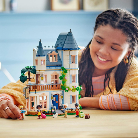 LEGO Friends Stylový hotel na zámku s francouzským designem, luxusním apartmánem s vanou na nožičkách, zimní zahradou, recepcí a tajemným podkrovím plným historických artefaktů. 