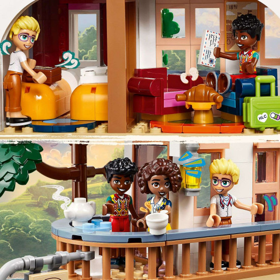 LEGO Friends Stylový hotel na zámku s francouzským designem, luxusním apartmánem s vanou na nožičkách, zimní zahradou, recepcí a tajemným podkrovím plným historických artefaktů. 