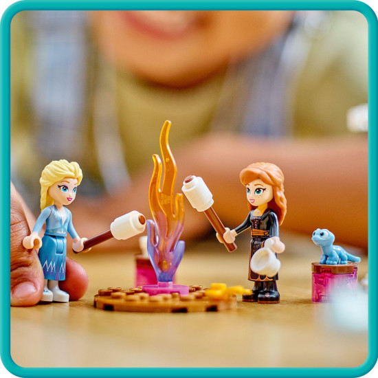 LEGO stavebnice Ledové království: Elsa a hrad s minifigurkami Elsy a Anny, zvířátky Bruniho a malého soba, kuchyní, krbem, houpačkou, skluzavkou, táborákem a ledovou kánoí. 