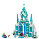 Třípatrový ledový palác Elsy z LEGO® Ledového království se scénou, kde Elsa, Anna a Kristoff stojí na balkoně, s pohyblivou podlahou, kouzelnými dveřmi a padajícím lustrem. 