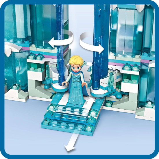 Třípatrový ledový palác Elsy z LEGO® Ledového království se scénou, kde Elsa, Anna a Kristoff stojí na balkoně, s pohyblivou podlahou, kouzelnými dveřmi a padajícím lustrem. 