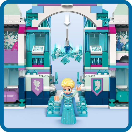 Třípatrový ledový palác Elsy z LEGO® Ledového království se scénou, kde Elsa, Anna a Kristoff stojí na balkoně, s pohyblivou podlahou, kouzelnými dveřmi a padajícím lustrem. 