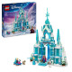 Třípatrový ledový palác Elsy z LEGO® Ledového království se scénou, kde Elsa, Anna a Kristoff stojí na balkoně, s pohyblivou podlahou, kouzelnými dveřmi a padajícím lustrem. 