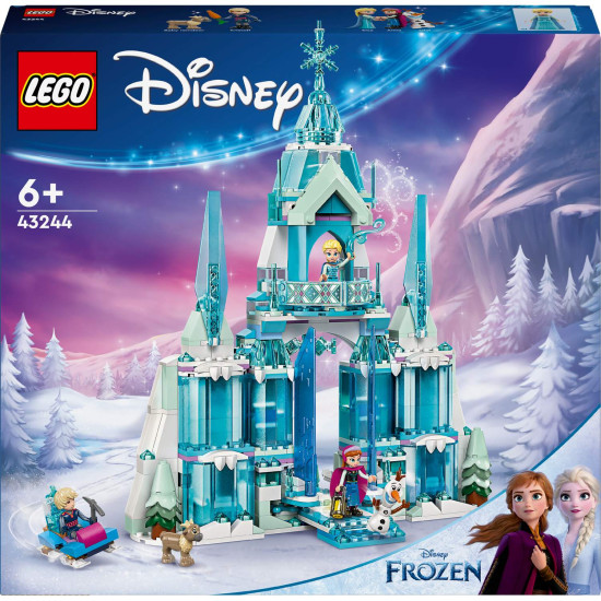 Třípatrový ledový palác Elsy z LEGO® Ledového království se scénou, kde Elsa, Anna a Kristoff stojí na balkoně, s pohyblivou podlahou, kouzelnými dveřmi a padajícím lustrem. 