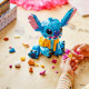 LEGO® Disney Stitch pro hraní a vystavení s pohyblivýma ušima, otáčející se hlavou, sestavitelným zmrzlinovým kornoutem a květinou. Ideální dárek pro fanoušky pohádky Lilo a Stitch.