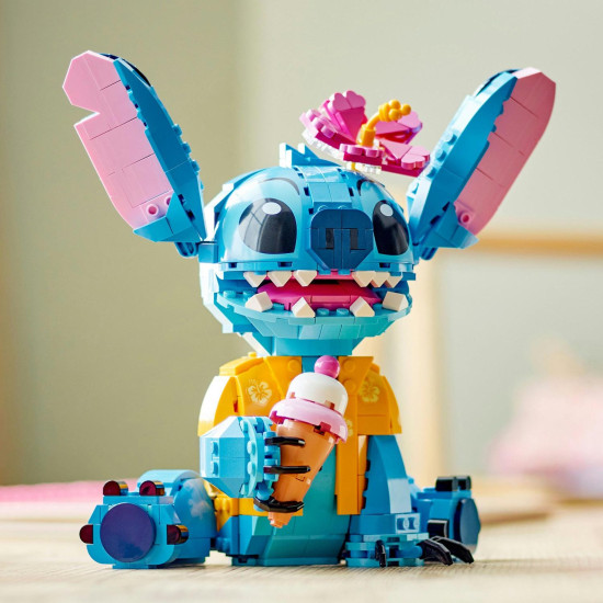 LEGO® Disney Stitch pro hraní a vystavení s pohyblivýma ušima, otáčející se hlavou, sestavitelným zmrzlinovým kornoutem a květinou. Ideální dárek pro fanoušky pohádky Lilo a Stitch.