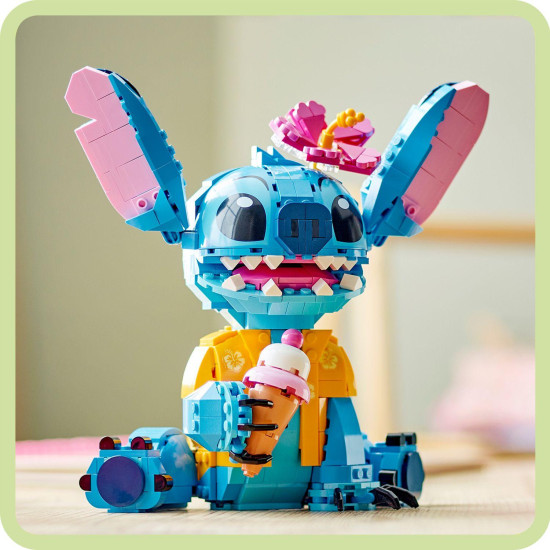 LEGO® Disney Stitch pro hraní a vystavení s pohyblivýma ušima, otáčející se hlavou, sestavitelným zmrzlinovým kornoutem a květinou. Ideální dárek pro fanoušky pohádky Lilo a Stitch.