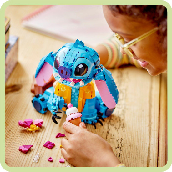 LEGO® Disney Stitch pro hraní a vystavení s pohyblivýma ušima, otáčející se hlavou, sestavitelným zmrzlinovým kornoutem a květinou. Ideální dárek pro fanoušky pohádky Lilo a Stitch.