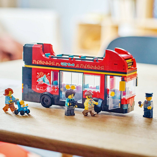 Vydejte se na dobrodružnou jízdu s parádním dvoupatrovým vyhlídkovým autobusem LEGO®. S možností usadit cestující a spoustou detailů včetně různých doplňků ke hraní, tento model nabízí úžasný výhled a zábavu na každou cestu.