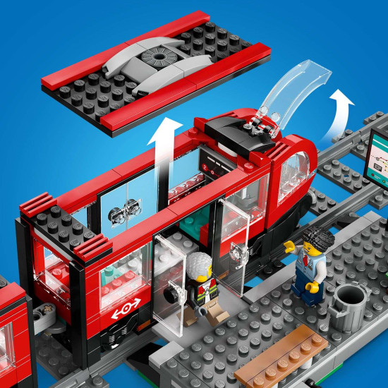 LEGO City tramvajová zastávka s kavárnou, automatem na lístky a prostornou tramvají se 2 kabinami pro řidiče a pohodlnými sedadly pro cestující.