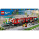 LEGO City tramvajová zastávka s kavárnou, automatem na lístky a prostornou tramvají se 2 kabinami pro řidiče a pohodlnými sedadly pro cestující.