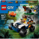 LEGO City dobrodružství v džungli s průzkumníkem na čtyřkolce, vybavenou robustními pneumatikami, mapou, vysílačkou a fotoaparátem, hledajícím červenou pandu mezi stromy a listím.