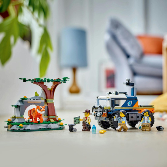 LEGO City terénní vůz s robustními pneumatikami a ramenem s fotoaparátem, průzkumníci v džungli sledují tygra, doplněné o dalekohled, vysílačku, mapu a průzkumný dron pro dobrodružný průzkum.