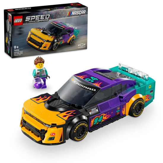 LEGO model Chevrolet Camaro ZL1 s autentickými detaily, zářivými barvami a minifigurkou závodníka v tematické kombinéze připravený na závod.