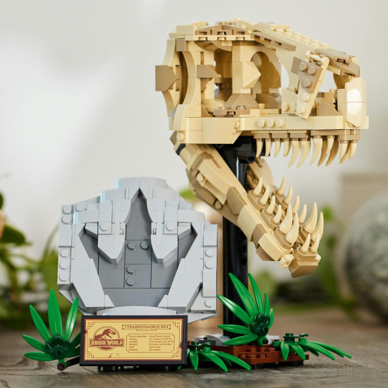 LEGO® Jurassic World stavebnice s lebkou T-Rexe a fosiliemi pro děti, která obsahuje stojan s informační cedulkou, otevírací čelist a skrytý „jantarový“ dílek.