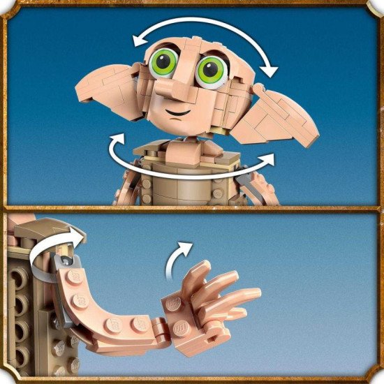 LEGO figurka Dobbyho stojí na podstavci se jmenovkou, drží Harryho ponožku v deníku Toma Riddla a vedle něj levituje pudinkový koláč tety Petunie.