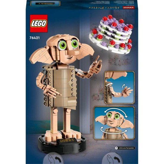 LEGO figurka Dobbyho stojí na podstavci se jmenovkou, drží Harryho ponožku v deníku Toma Riddla a vedle něj levituje pudinkový koláč tety Petunie.