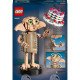 LEGO figurka Dobbyho stojí na podstavci se jmenovkou, drží Harryho ponožku v deníku Toma Riddla a vedle něj levituje pudinkový koláč tety Petunie.