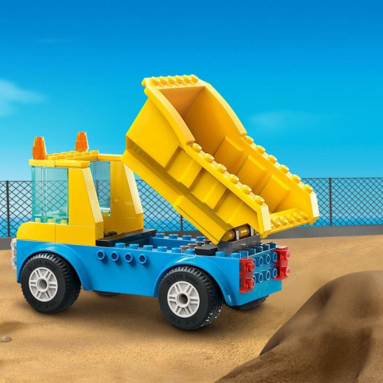 Děti se mohou stát každodenními stavbaři s touto stavebnicí LEGO City Vozidla ze stavby a demoliční koule.