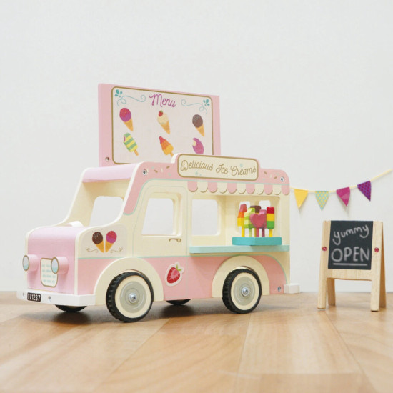 Tento miniaturní zmrzlinový vůz ve velikosti panenek vypadá opravdu sladce.