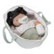 Něžnou plyšovou panenku Evi v praktickém košíku na spaní si můžete vzít kamkoli s sebou.