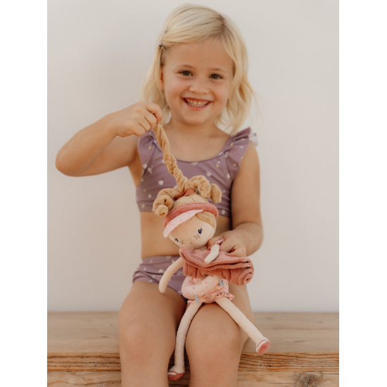 Plyšová panenka Mila ve speciálním letním oblečení připravená vyrazit s vaším dítětem na prázdniny.