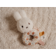 Roztomilé vintage kytičkované textilní chrastítko s králíčkem je přizpůsobené malým dětským ručičkám.