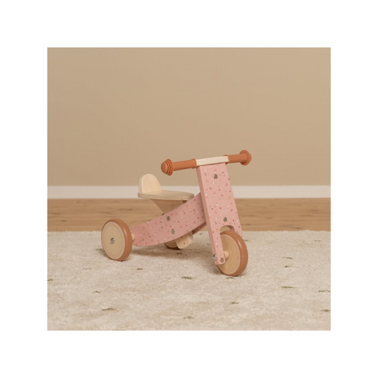 Růžové dětské odrážedlo v krásném dřevěném provedení se třemi koly pro větší stabilitu.