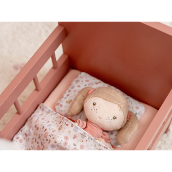 Rozkošná postýlka pro panenky v krásném dřevěném provedení je vybavena peřinkou, polštářkem a matrací.