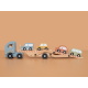Dřevěný nákladní automobil se čtyřmi autíčky je tou pravou hračkou pro všechny malé řidiče. 