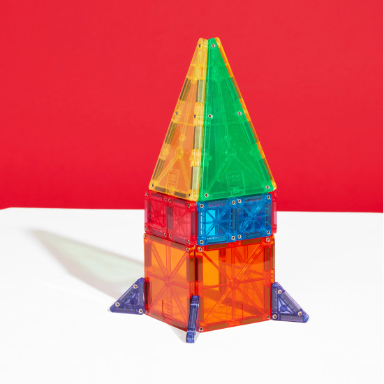 Stavebnice Magna-Tiles kombinuje velké a malé dílky.