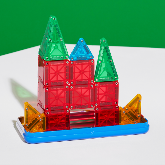 Magnetická stavebnice Magna-Tiles vhodná pro cestování.